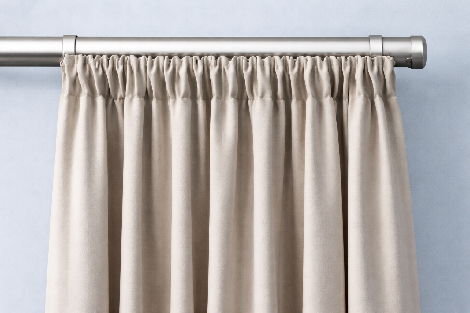 A top pocket slides onto the rod, creating a gathered, casual look.